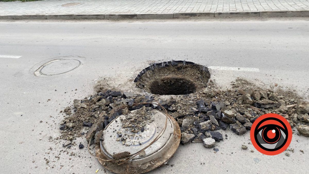 На вулиці Шкрумеляка ускладнений рух: комунальники облаштовують люк 1