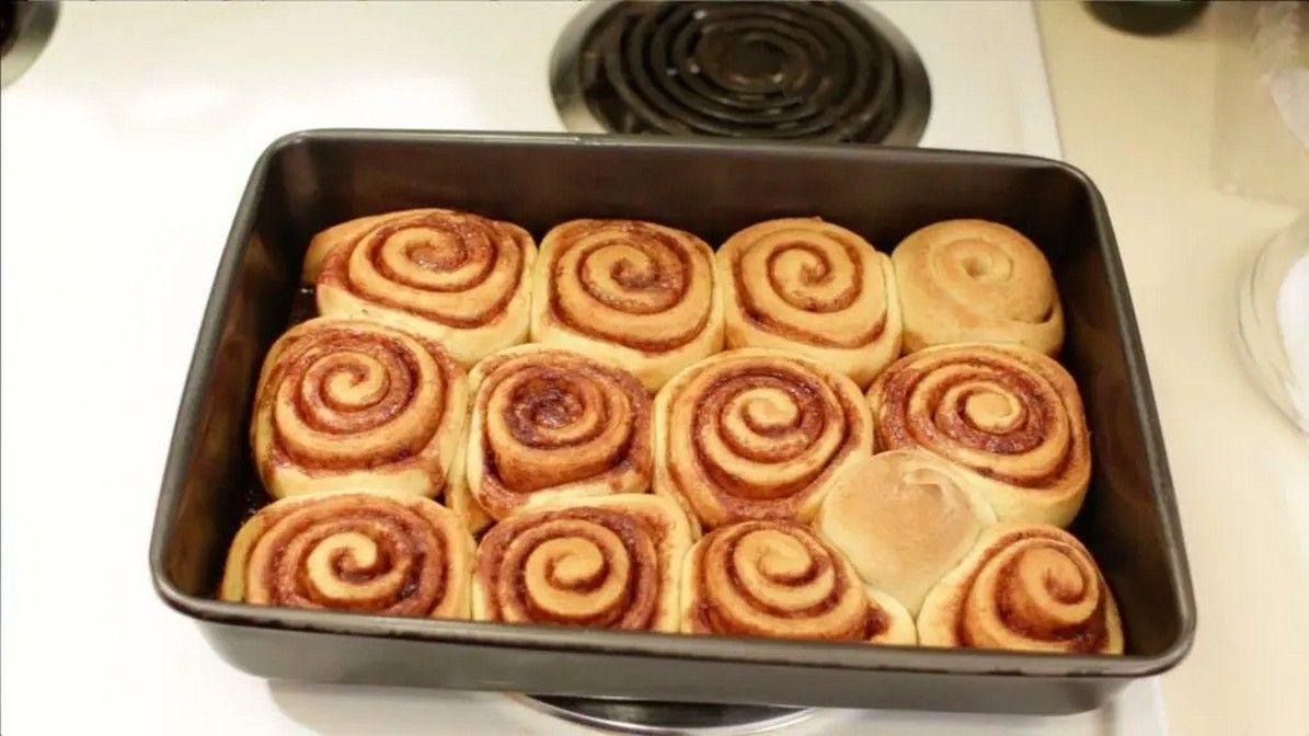 Рецепт запашних домашніх булочок з корицею 8