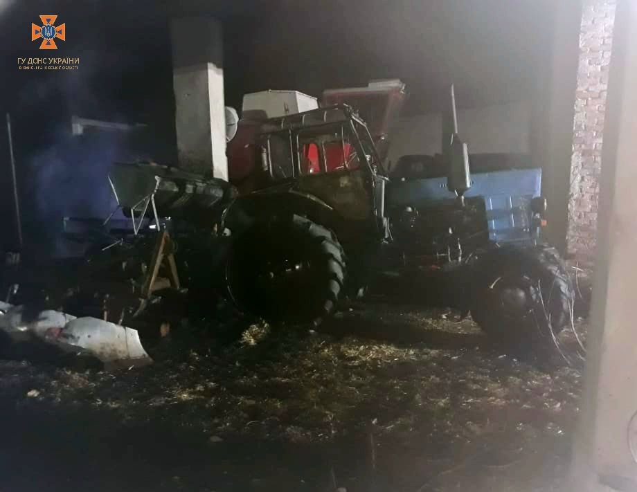 На Коломийщині гасили пожежу на підприємстві 1