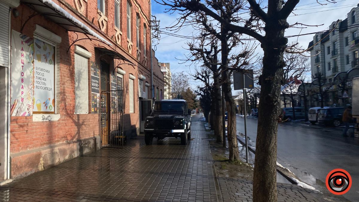 Паркуюсь, де хочу: в Коломиї водій залишив авто посеред тротуару 1