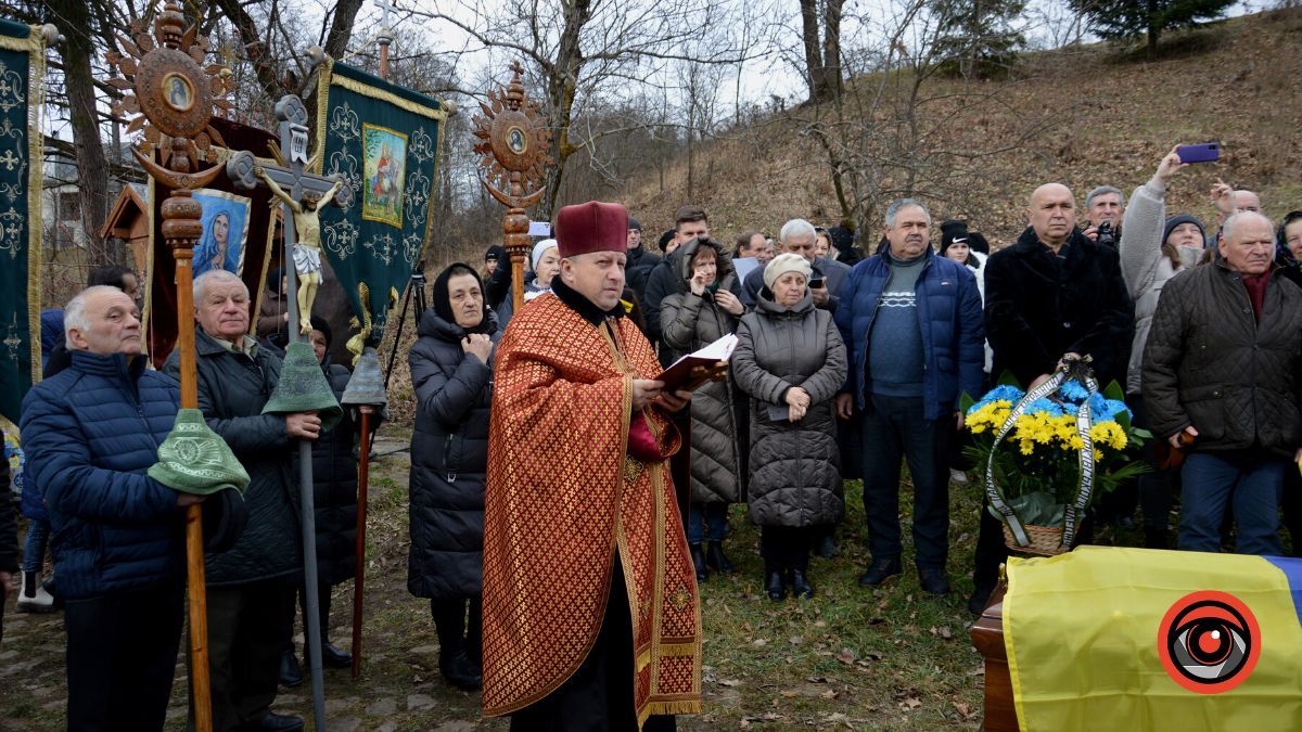 Рідний Стопчатів провів в останню дорогу Дмитра Павличка | Фото та відео 10