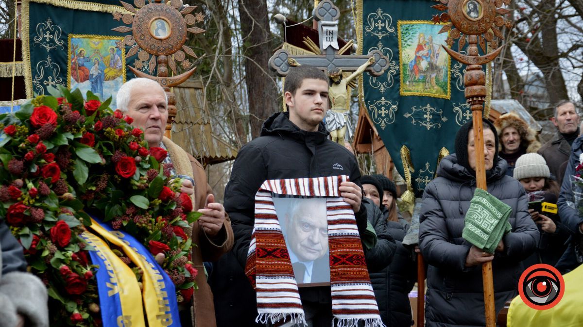 Рідний Стопчатів провів в останню дорогу Дмитра Павличка | Фото та відео 12