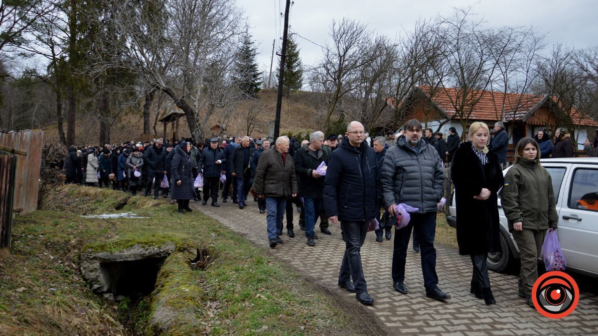 Рідний Стопчатів провів в останню дорогу Дмитра Павличка | Фото та відео 13