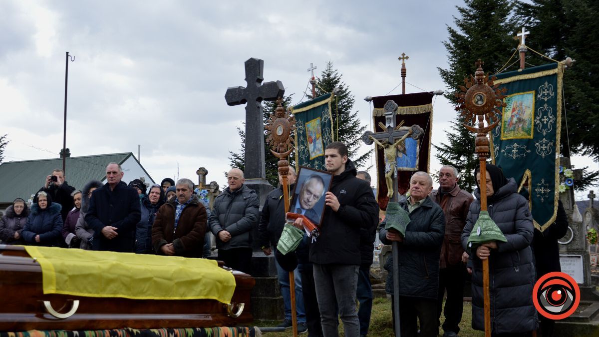 Рідний Стопчатів провів в останню дорогу Дмитра Павличка | Фото та відео 15