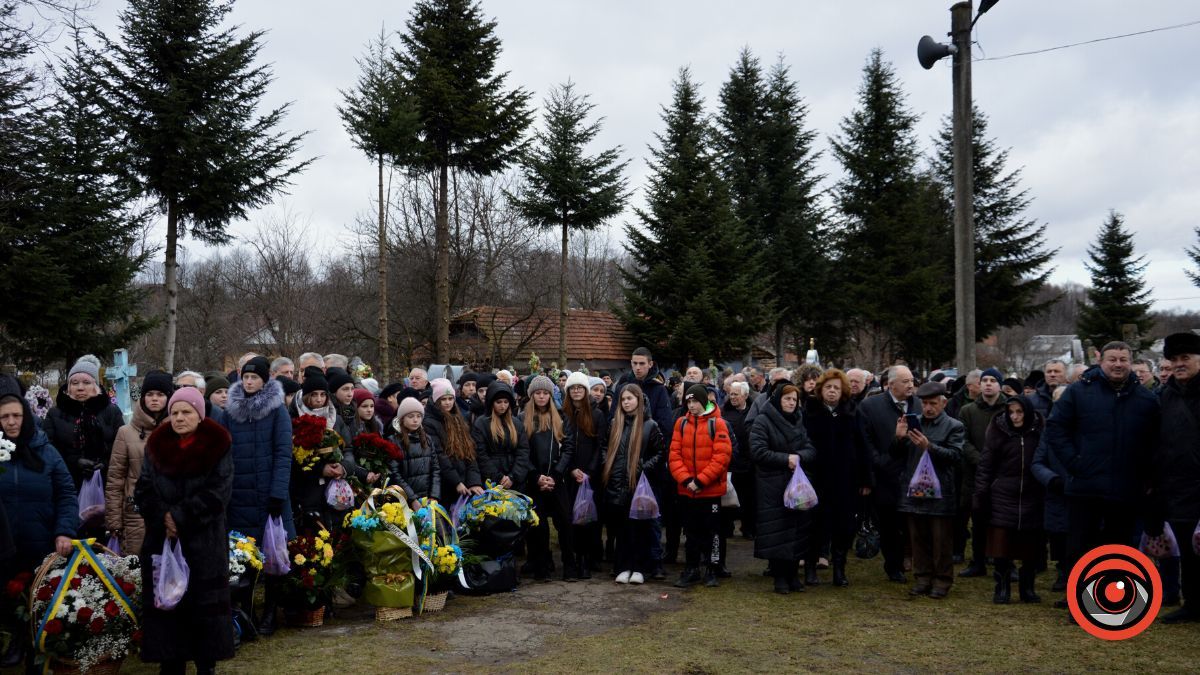 Рідний Стопчатів провів в останню дорогу Дмитра Павличка | Фото та відео 17
