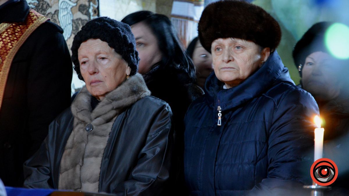 Рідний Стопчатів провів в останню дорогу Дмитра Павличка | Фото та відео 18