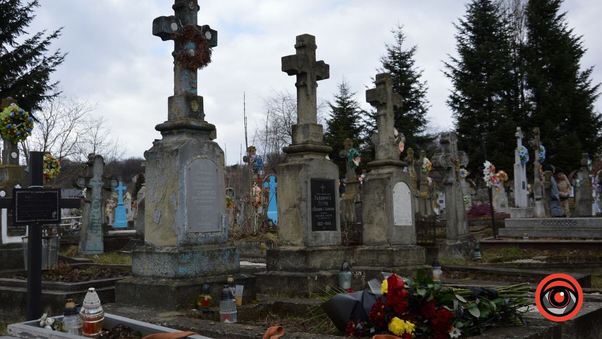 Рідний Стопчатів провів в останню дорогу Дмитра Павличка | Фото та відео 21