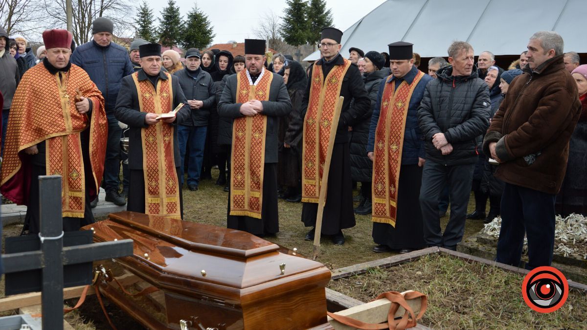 Рідний Стопчатів провів в останню дорогу Дмитра Павличка | Фото та відео 24