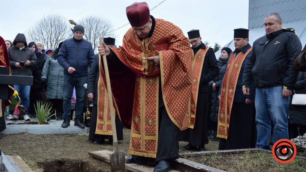 Рідний Стопчатів провів в останню дорогу Дмитра Павличка | Фото та відео 23