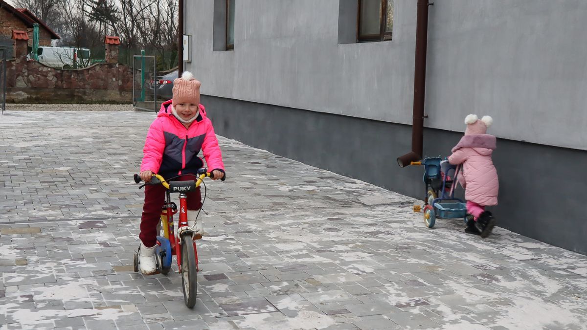 У Коломиї біля дитячого будинку сімейного типу оновили прибудинкову територію 2