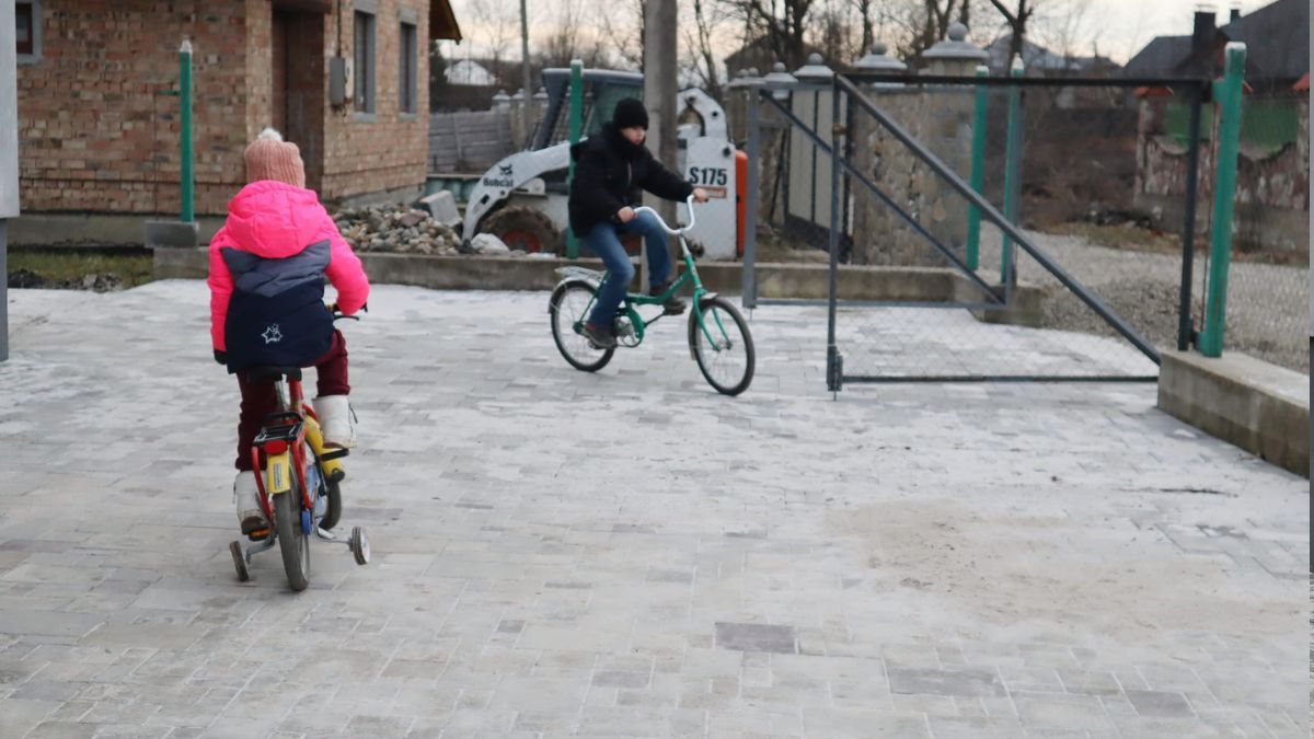 У Коломиї біля дитячого будинку сімейного типу оновили прибудинкову територію