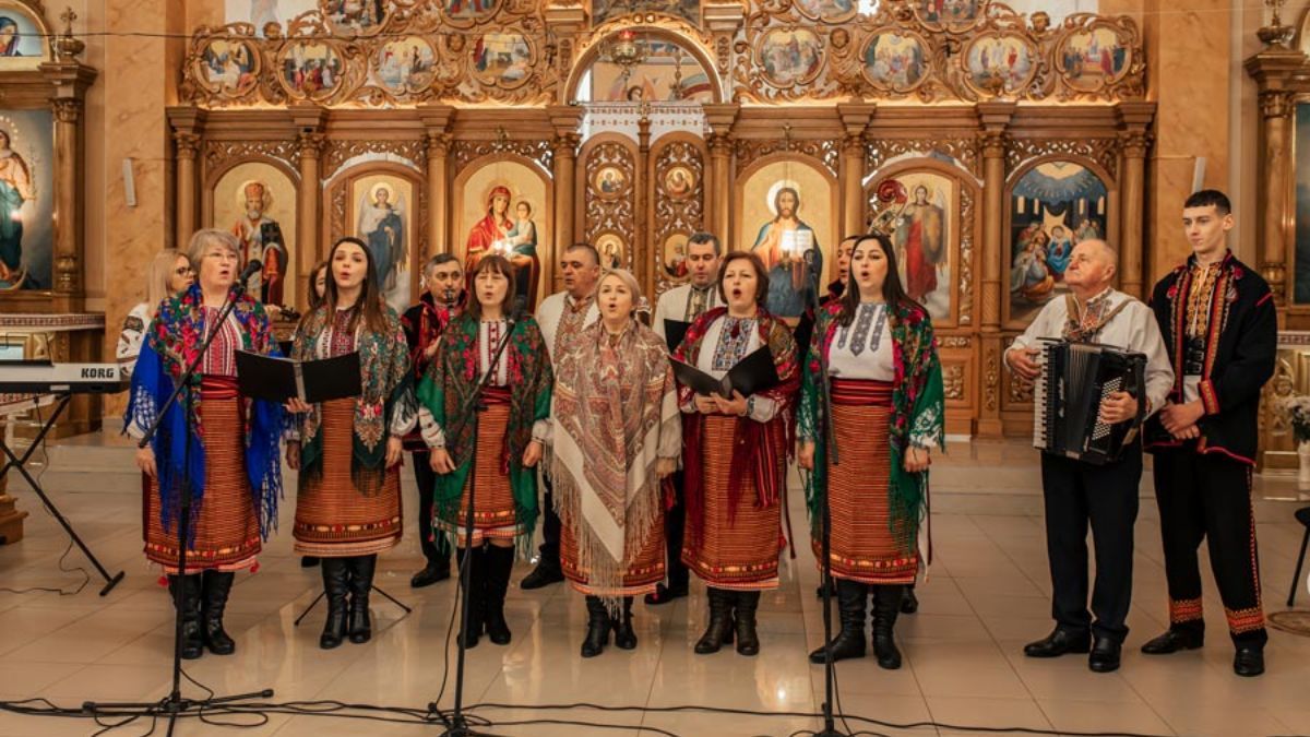 В Отинії на благодійному фестивалі-розколяді зібрали 12 тисяч гривень для ЗСУ 5