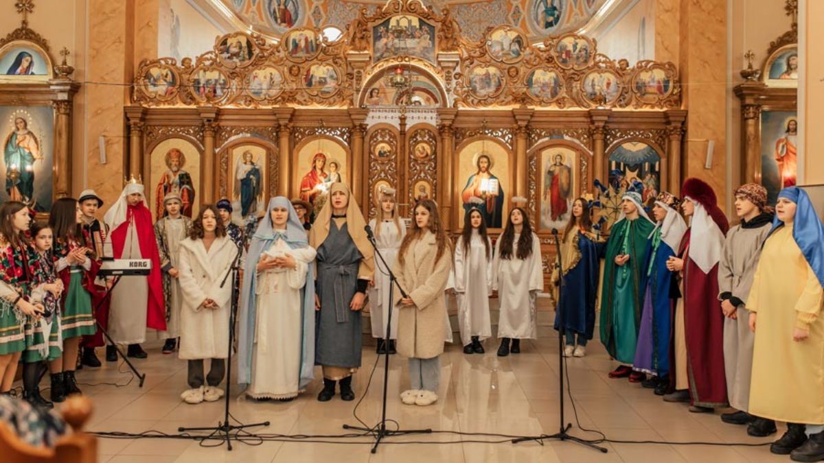 В Отинії на благодійному фестивалі-розколяді зібрали 12 тисяч гривень для ЗСУ 4