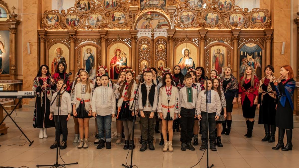 В Отинії на благодійному фестивалі-розколяді зібрали 12 тисяч гривень для ЗСУ 3