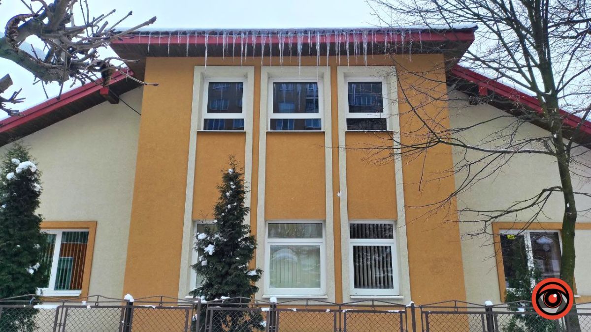 Комунальники Коломиї закликають мешканців збити бурульки на своїх будинках