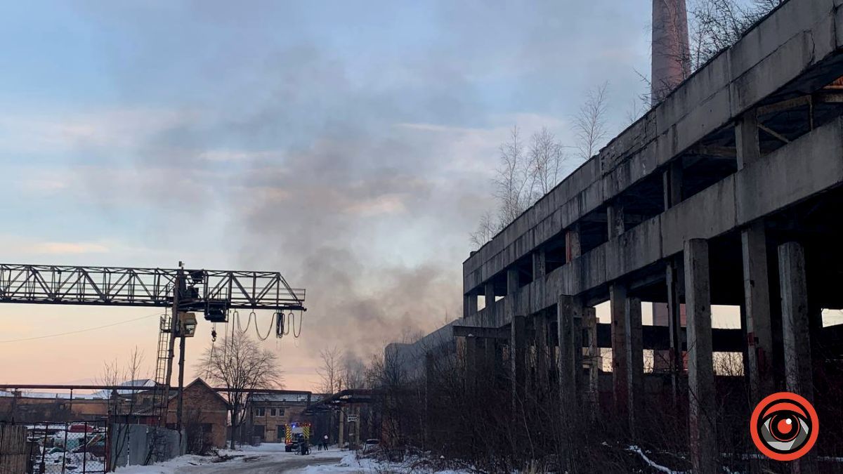 Чорний дим у Коломиї: загорілося сміття