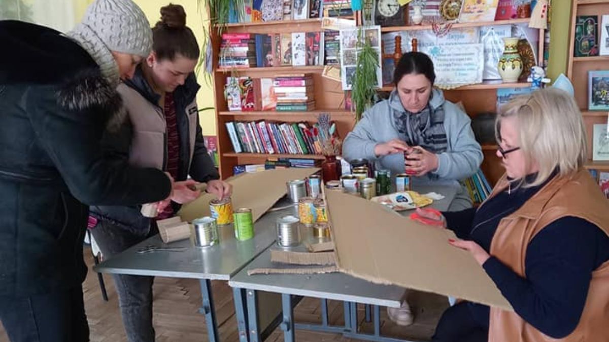 На Снятинщині виготовили 100 окопних свічок для воїнів 1