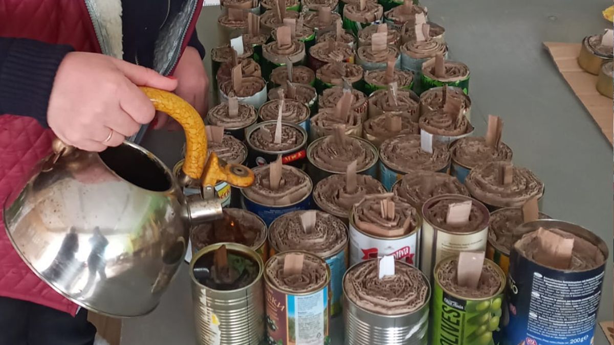 На Снятинщині виготовили 100 окопних свічок для воїнів 2