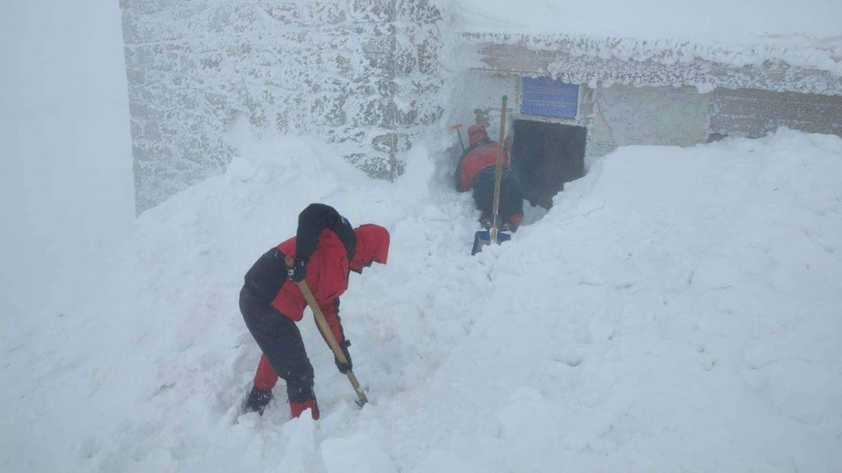 У Карпатах випало майже 2 метри снігу, зберігається сніголавинна небезпека 2