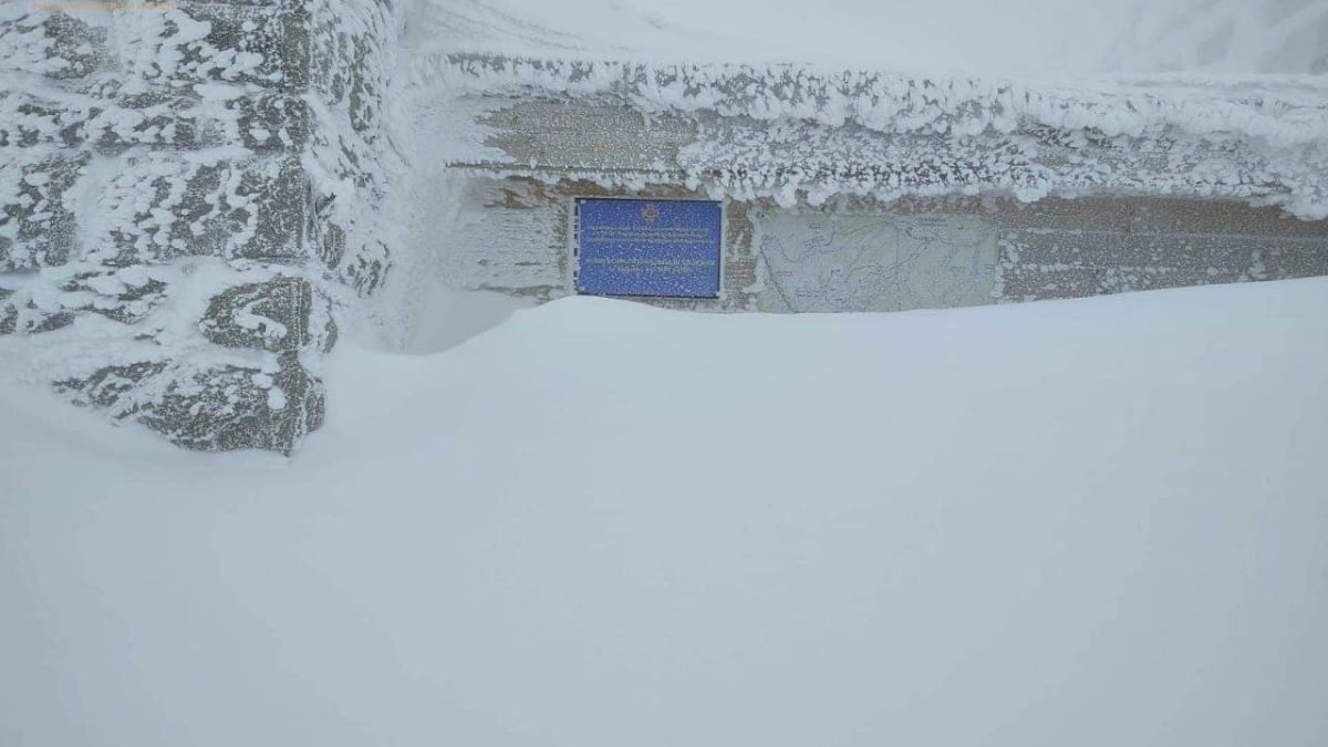 У Карпатах випало майже 2 метри снігу, зберігається сніголавинна небезпека 1