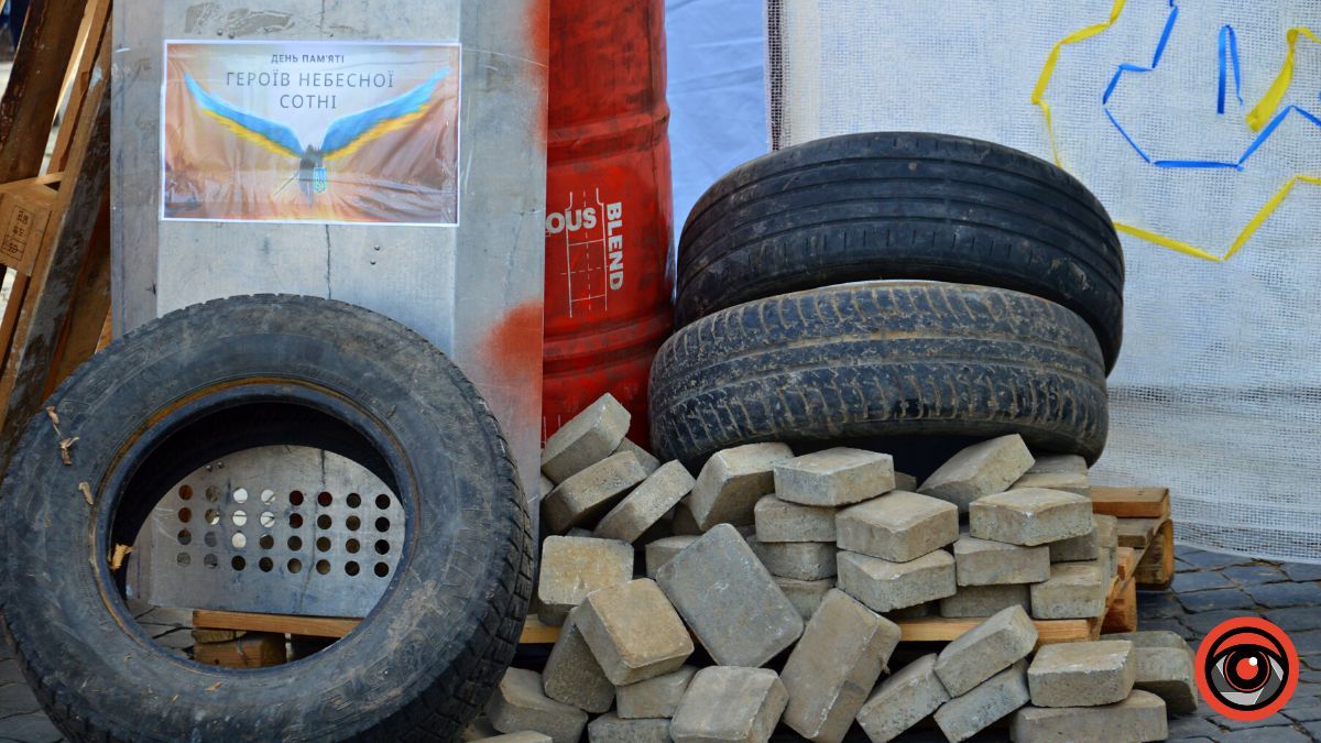 Виставка книг до річниці Майдану діє у Коломиї 3