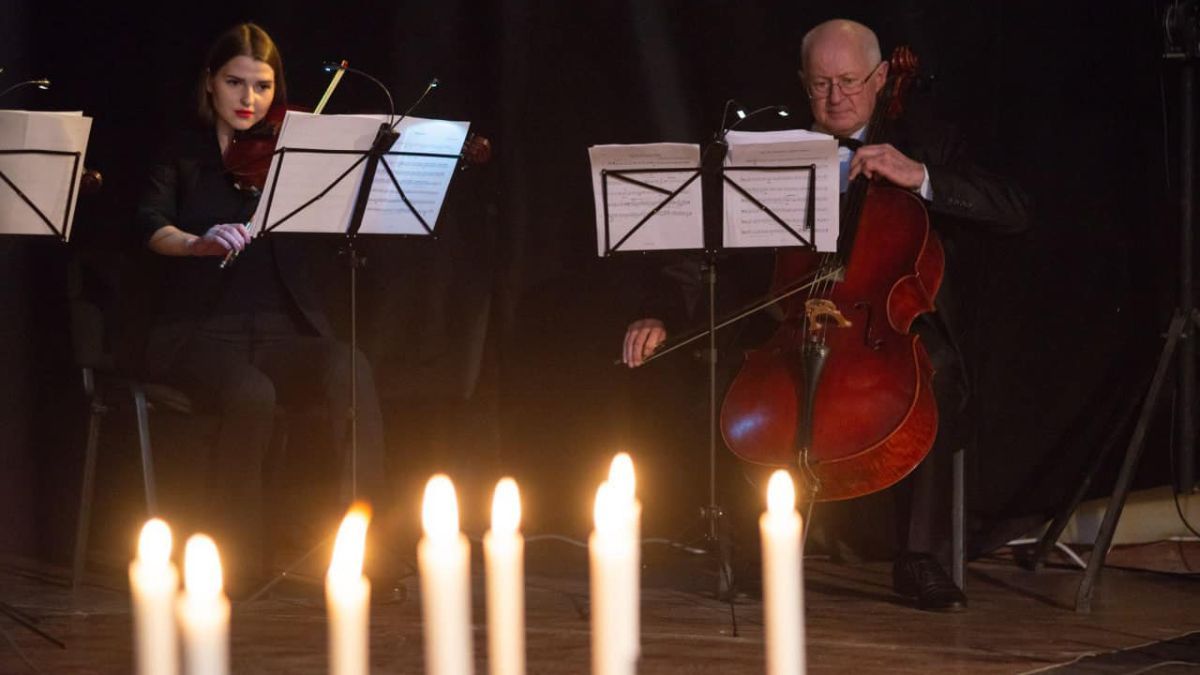 У Коломийській філармонії відбувся музичний проєкт "Без світла" 4