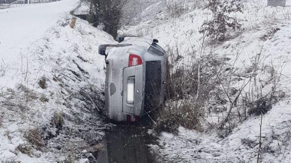 На Коломийщині через негоду перекинувся автомобіль