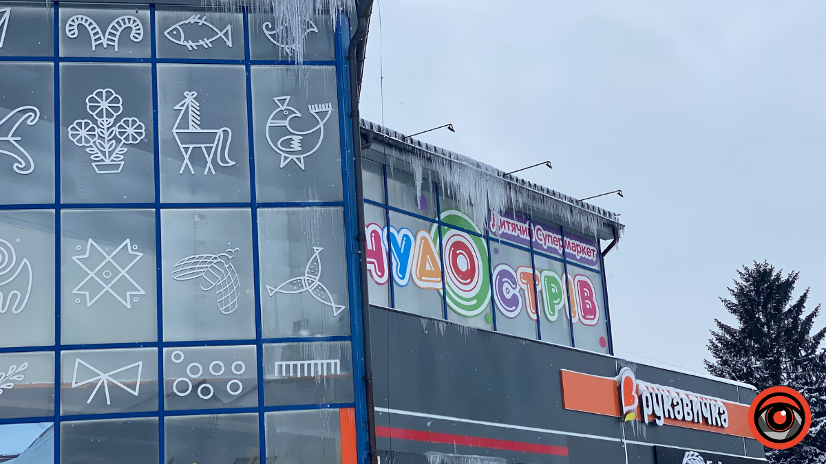 Обережно, на будинках Коломиї бурульки! 1