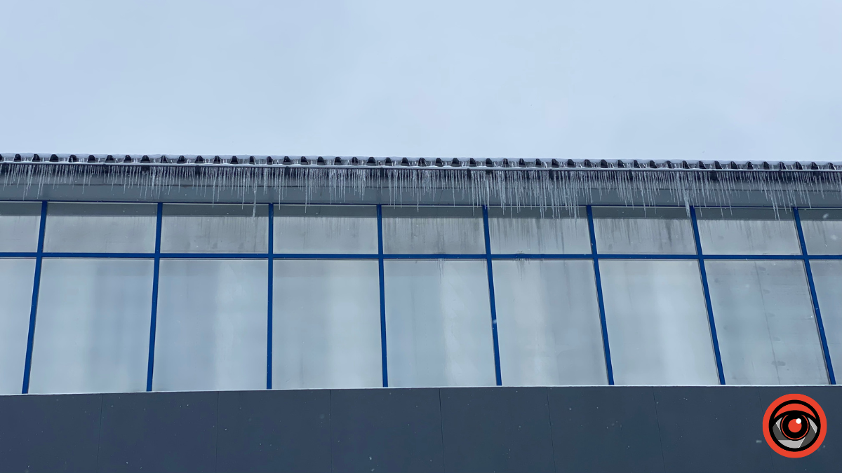 Обережно, на будинках Коломиї бурульки! 2