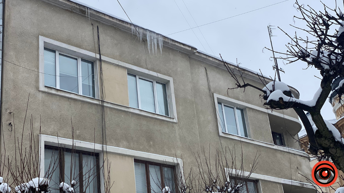 Обережно, на будинках Коломиї бурульки! 5