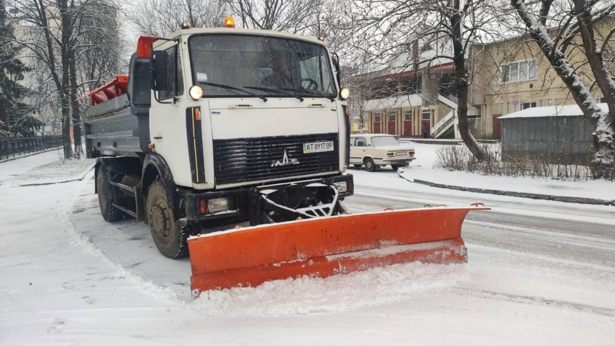 Комунальники показали, як розчищають дороги в Коломийській громаді