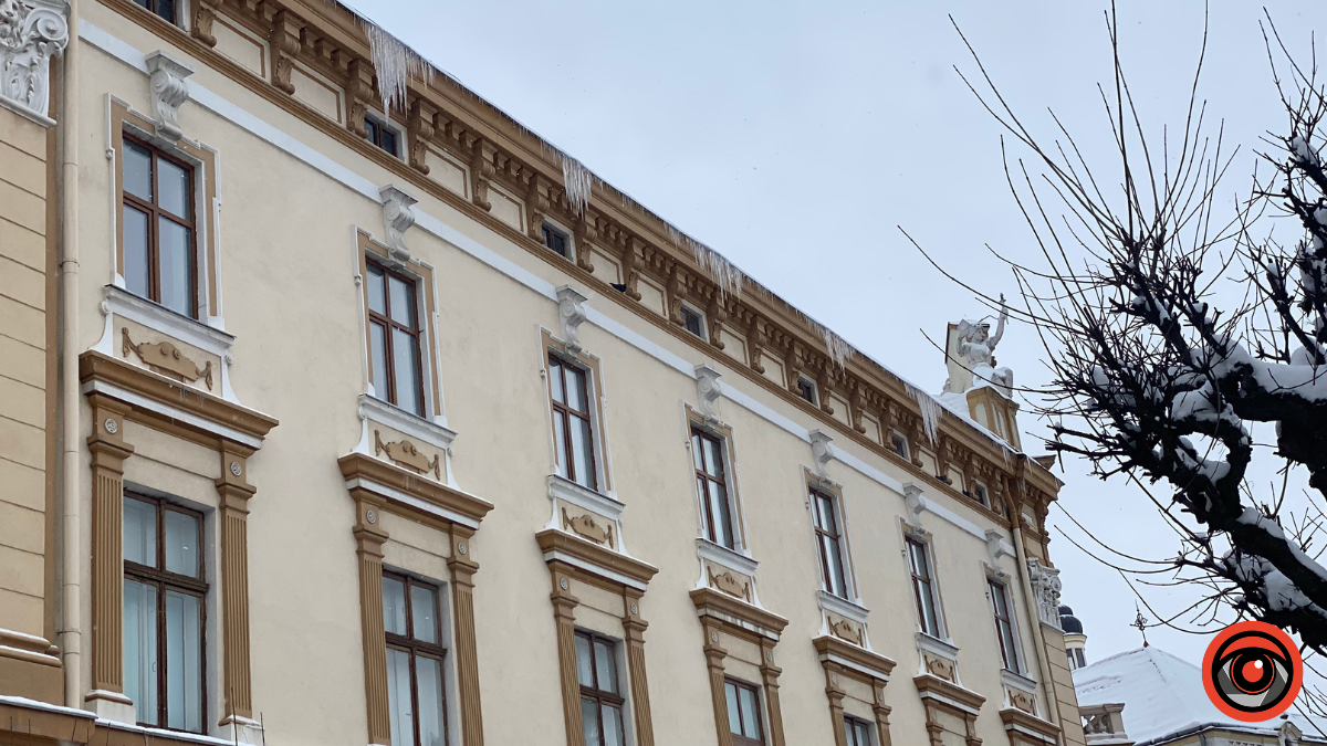 Обережно, на будинках Коломиї бурульки! 7