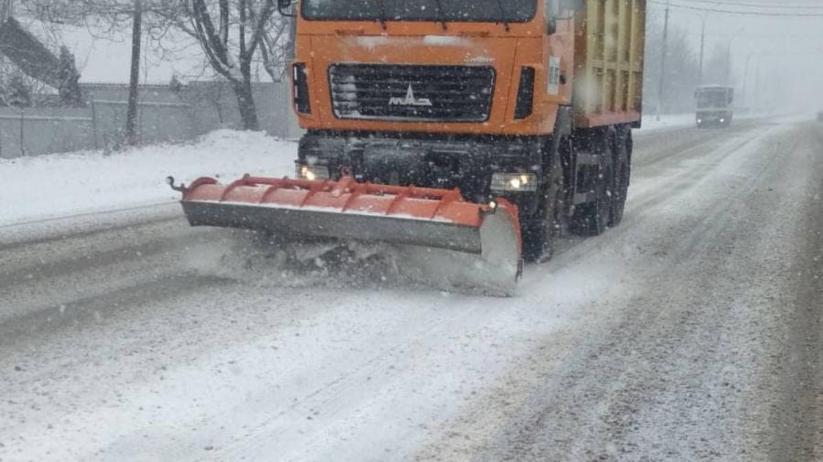 Комунальники показали, як розчищають дороги в Коломийській громаді 5