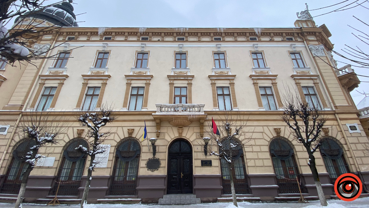 Обережно, на будинках Коломиї бурульки! 9