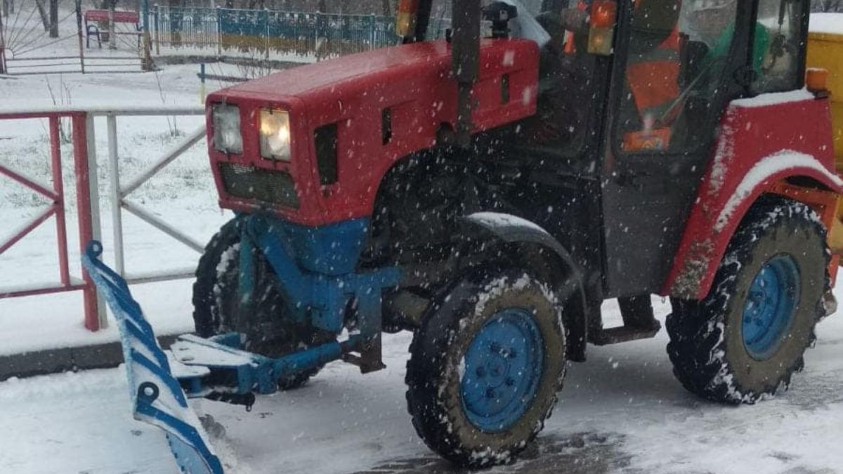 Комунальники показали, як розчищають дороги в Коломийській громаді 4