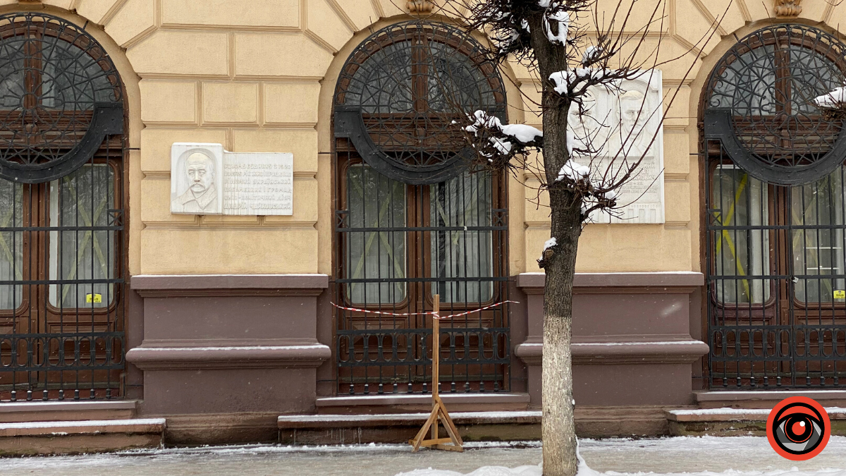 Обережно, на будинках Коломиї бурульки! 10