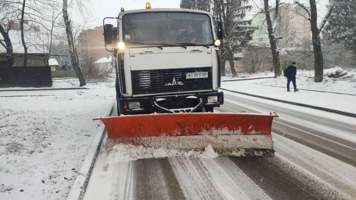 Комунальники показали, як розчищають дороги в Коломийській громаді 3