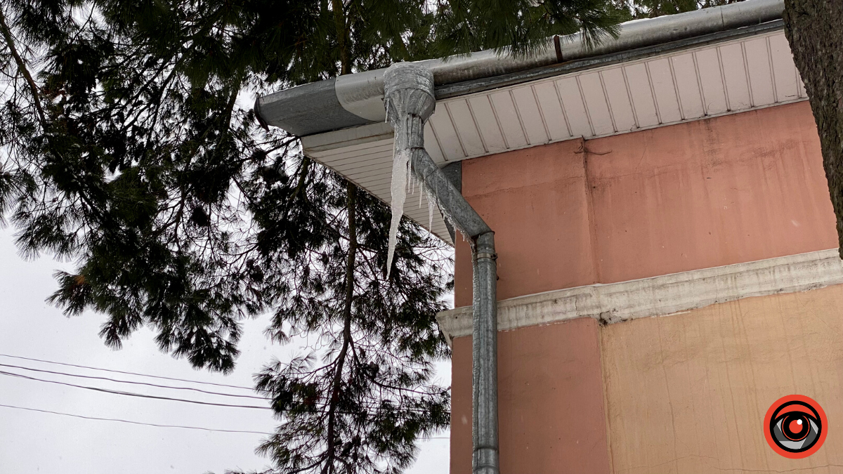 Обережно, на будинках Коломиї бурульки! 11