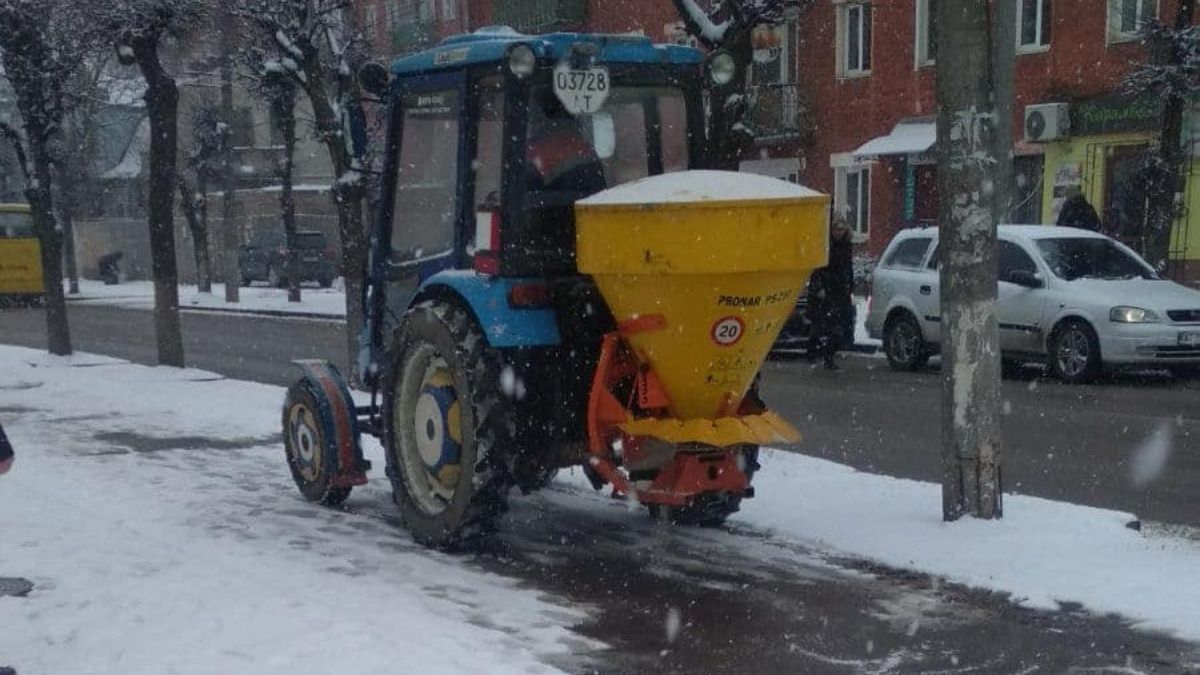 Комунальники показали, як розчищають дороги в Коломийській громаді 2