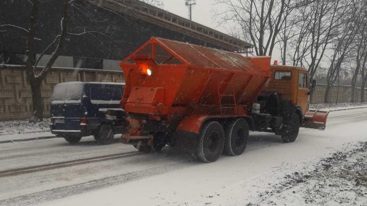 Комунальники показали, як розчищають дороги в Коломийській громаді 1