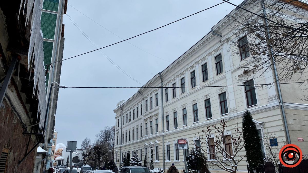 Обережно, на будинках Коломиї бурульки! 6