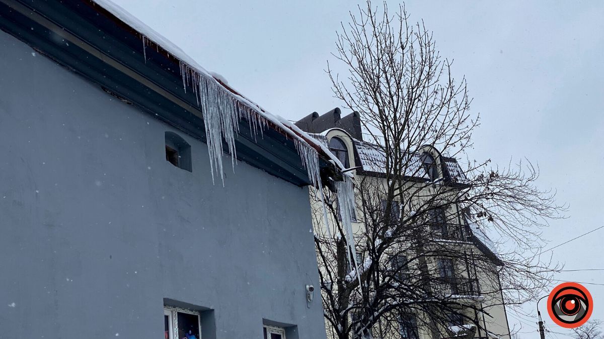 Обережно, на будинках Коломиї бурульки! 12