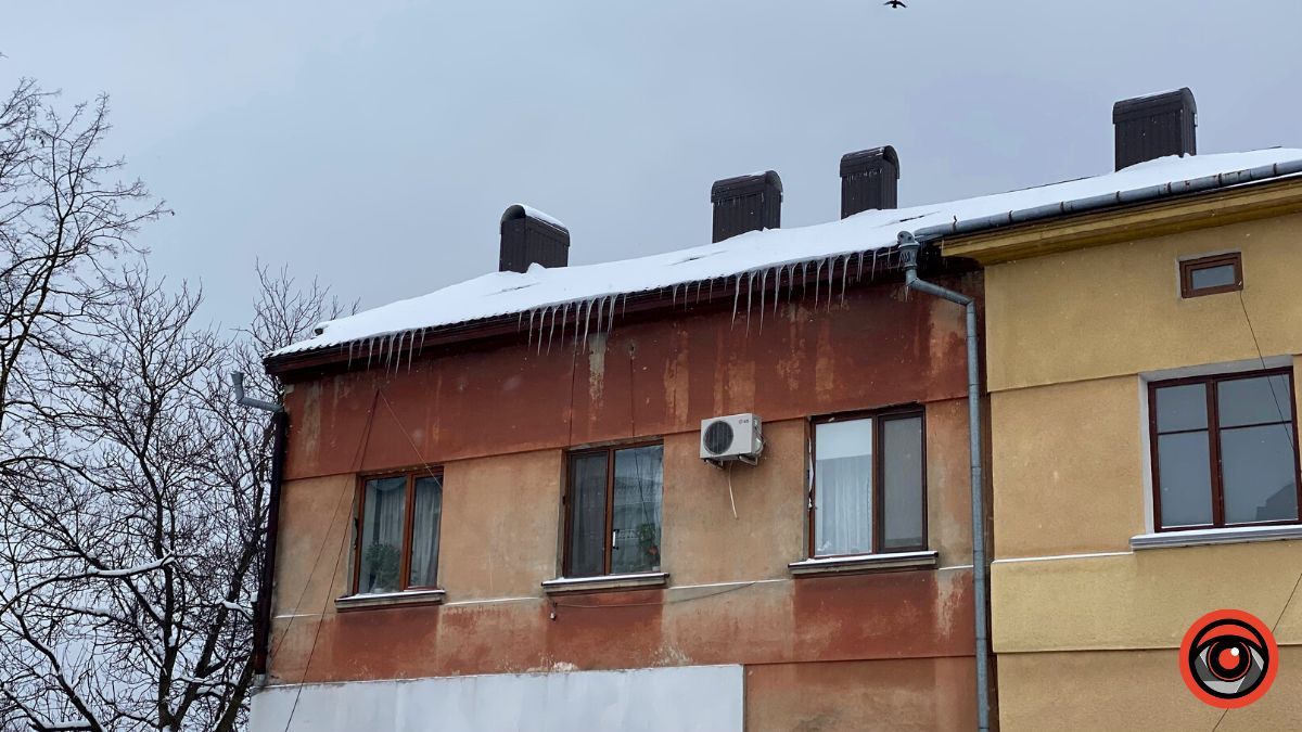 Обережно, на будинках Коломиї бурульки! 13