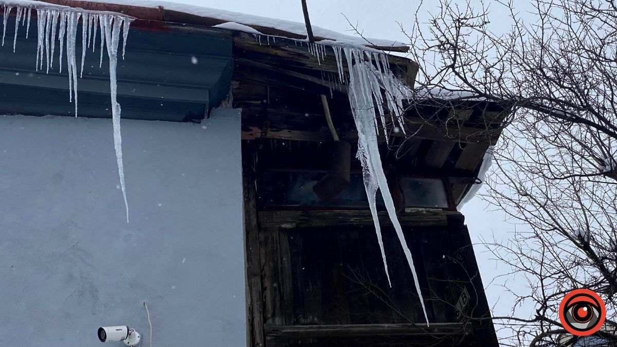 Обережно, на будинках Коломиї бурульки! 15