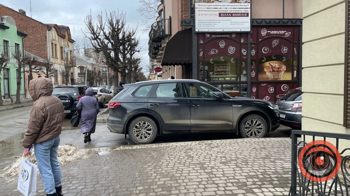 Хай люди обійдуть: на Січових Стрільців водій авто перегородив прохід пішоходам 1
