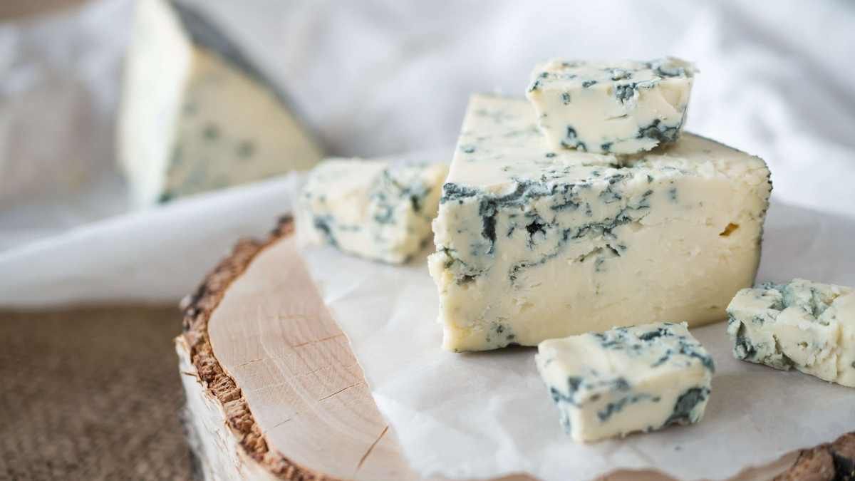 Небезпечий сир з бактеріями завезли на Прикарпаття