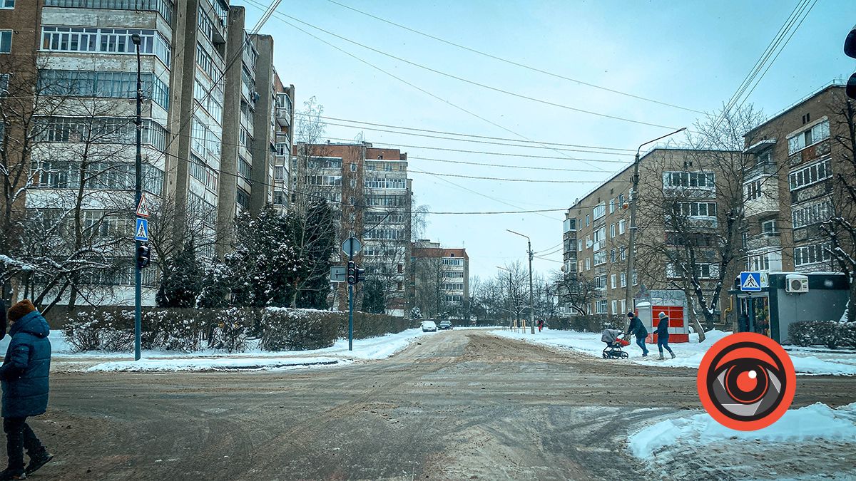 В якому стані дороги Коломиї після нічного снігопаду 8
