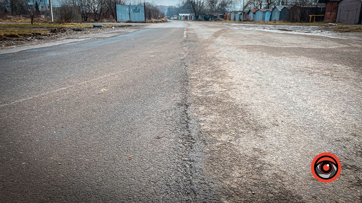дорога на вул. Хмельницького в кількох місцях потріскала і розкришується
