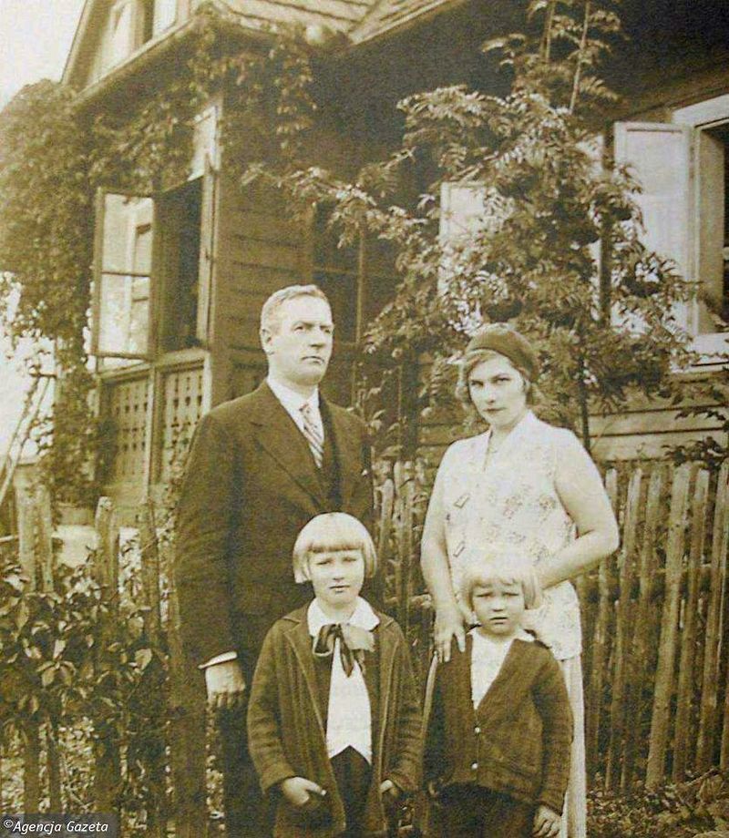 Міхал і Антоніна Піскозуби з синами перед домом - Коломия 1928 р.