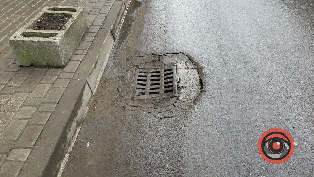 Може статись халепа: на вулиці Пекарській провалюється асфальт 1